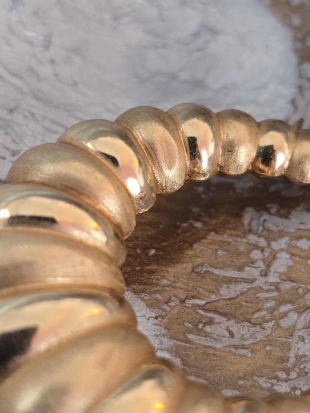 10K Gold Ribbed Shrimp Hoop Earrings - Picture 5 of 7